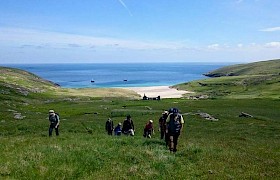 Guests walking up to the cliffs on Minuglay