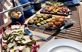 Buffet lunch al fresco