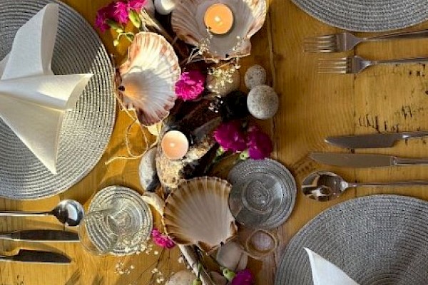 hebrides_cruises_table_setting_emma_jane_900.jpg